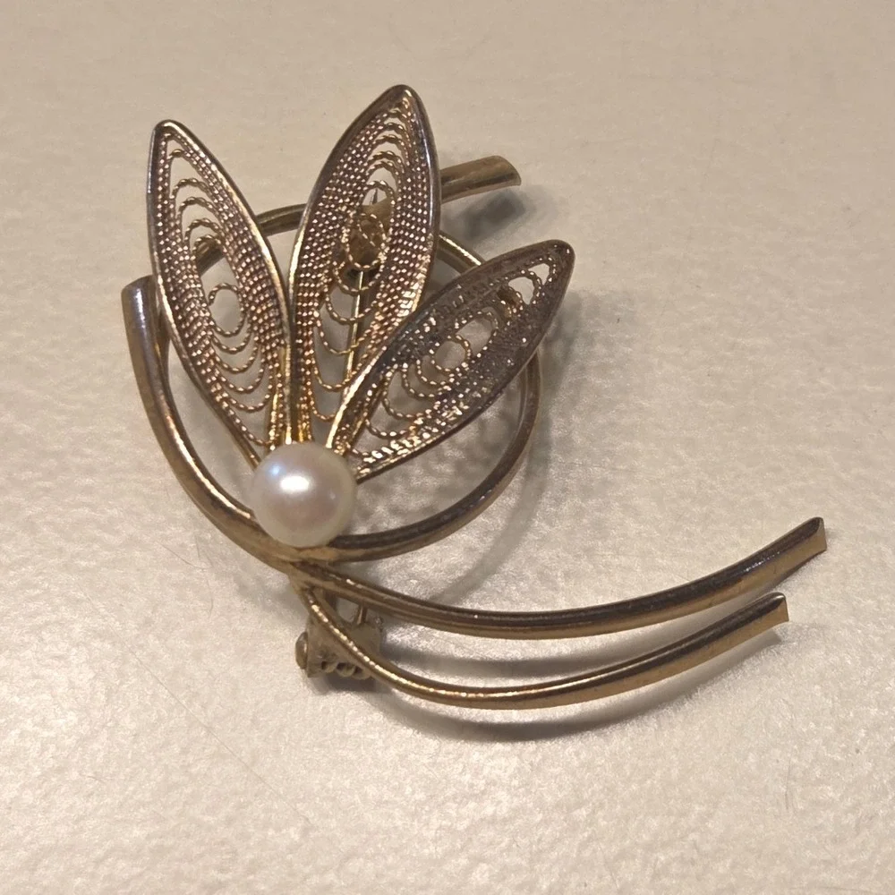 Vintage Gold Tone Filigree Pearl‎ Brooch Pin Mid Century Floral Spray Jewelry